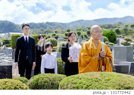 納骨式に参列する遺族 131772442