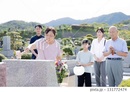 お墓を掃除するシニア女性 お墓を掃除するシニア女性 131772474