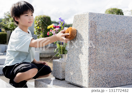 ご先祖様のお墓を洗う子供 131772482