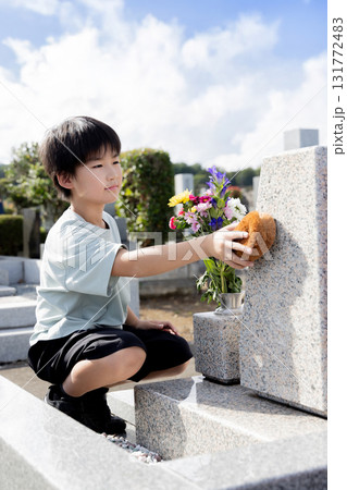 ご先祖様のお墓を洗う子供 131772483
