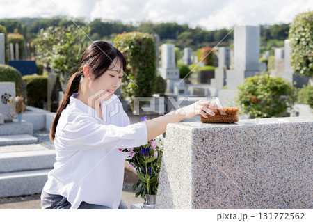 墓石の掃除をする女性 墓石の掃除をする女性 131772562