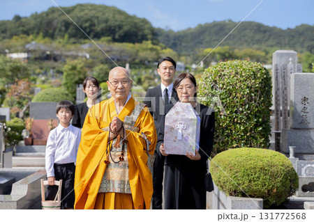 納骨式に参列する遺族 131772568