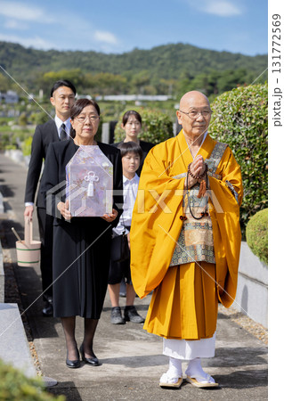 納骨式に参列する遺族 131772569