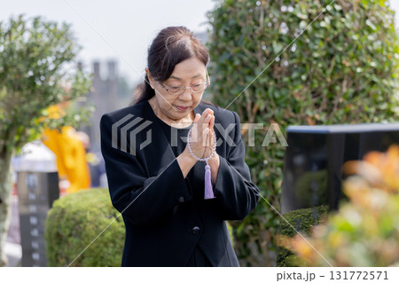 お墓参りをするシニア女性 131772571