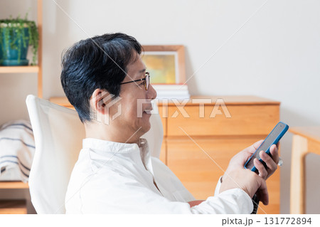 スマホを操作するミドル男性 131772894