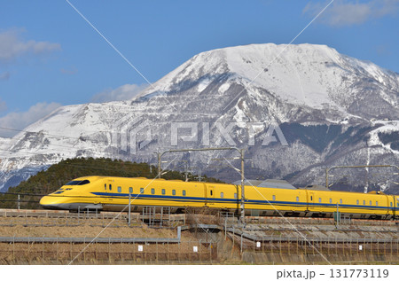 冠雪の伊吹山を通過する ドクターイエローT5編成　 131773119