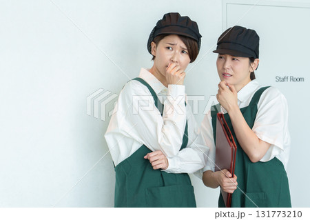 内緒話をするアルバイトスタッフ 131773210