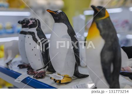 お土産売り場に並ぶ塩ビ製のペンギンフィギュア お土産売り場に並ぶ塩ビ製のペンギンフィギュア 131773254
