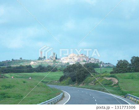 バルセロナからアンドラ公国へ向かうバスからの景色 山道 5月晴れの日 バルセロナからアンドラ公国へ向かうバスからの景色 山道 5月晴れの日 131773306