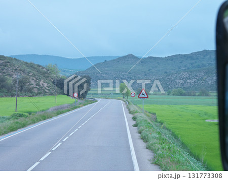 バルセロナからアンドラ公国へ向かうバスからの景色　山道　5月晴れの日 131773308