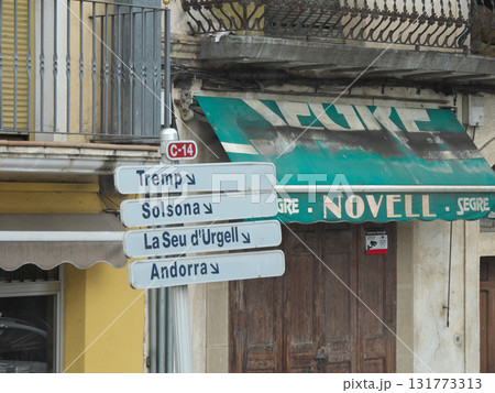 バルセロナからアンドラ公国へ向かうバスからの景色　田舎道　5月晴れの日 131773313