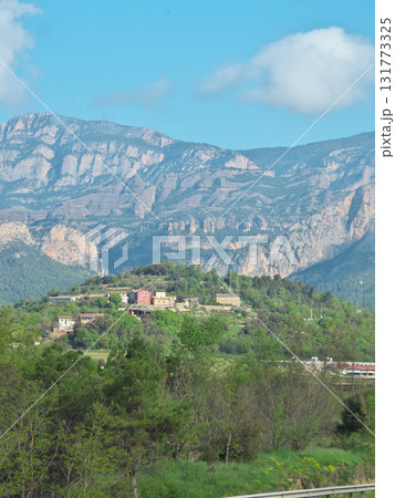 バルセロナからアンドラ公国へ向かうバスからの景色　山道　5月晴れの日 131773325