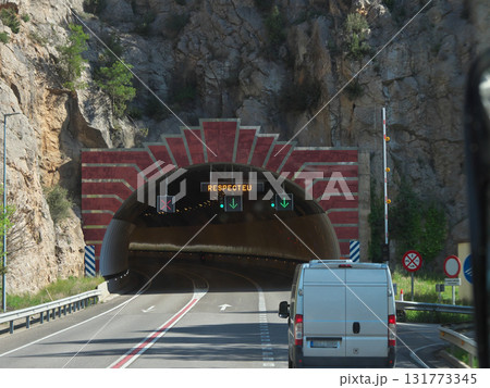 バルセロナからアンドラ公国へ向かうバスからの景色 山道 5月晴れの日 バルセロナからアンドラ公国へ向かうバスからの景色 山道 5月晴れの日 131773345