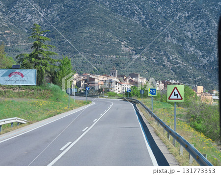 バルセロナからアンドラ公国へ向かうバスからの景色　山道　5月晴れの日 131773353
