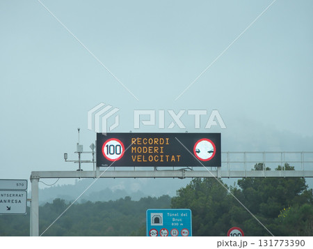 バルセロナからアンドラ公国へ向かうバスからの景色　高速道路　5月晴れの日 131773390