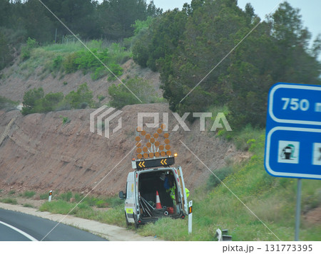バルセロナからアンドラ公国へ向かうバスからの景色 高速道路 5月晴れの日 バルセロナからアンドラ公国へ向かうバスからの景色 高速道路 5月晴れの日 131773395