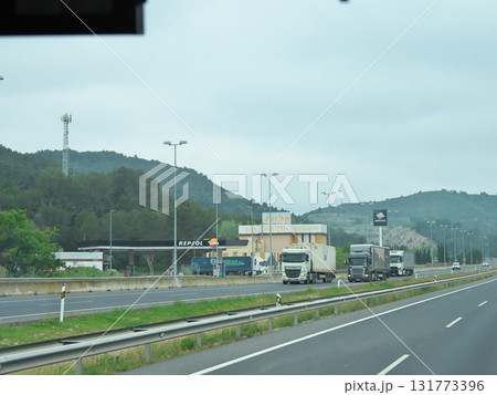 バルセロナからアンドラ公国へ向かうバスからの景色 高速道路 5月晴れの日 バルセロナからアンドラ公国へ向かうバスからの景色 高速道路 5月晴れの日 131773396