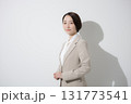 ベージュのスーツを着た営業など、美人な女性のビジネス上半身　立つのカメラ目線　白背景真剣な表情 131773541