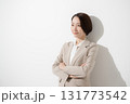 ベージュのスーツを着た営業など、美人な女性のビジネス上半身　腕組みの自信のあるポーズ　 131773542