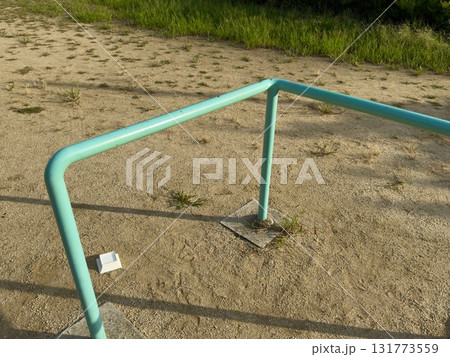 公園に設置された遊戯のブランコのガード 131773559