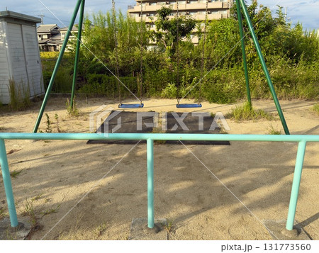 公園に設置された遊戯のブランコ 131773560