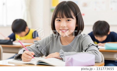 勉強する小学生 勉強する小学生 131773655