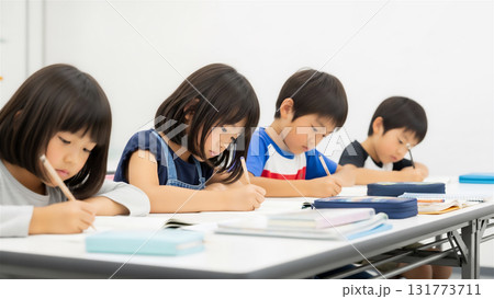 学習塾で勉強する小学生 学習塾で勉強する小学生 131773711