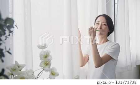 歯磨き女性 イメージ 歯磨き女性 イメージ 131773738