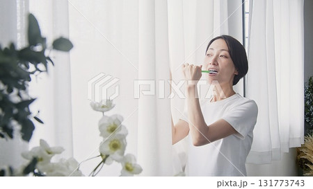 歯磨き女性 イメージ 歯磨き女性 イメージ 131773743