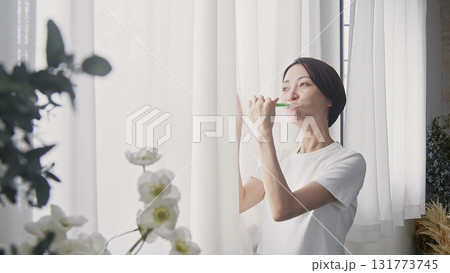 歯磨き女性 イメージ 131773745