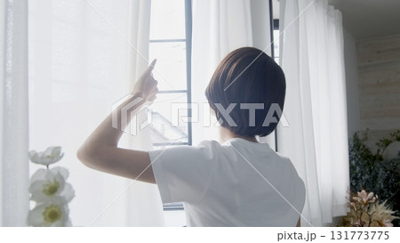 カーテンを開ける女性 カーテンを開ける女性 131773775