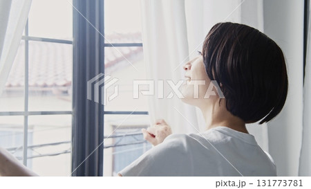 カーテンを開ける女性 カーテンを開ける女性 131773781