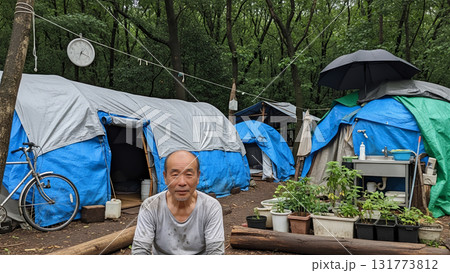 ブルーシートハウスに暮らすホームレスの男性 ブルーシートハウスに暮らすホームレスの男性 131773812