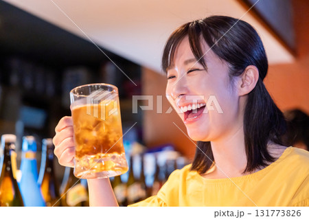 居酒屋 一人呑みを楽しむ女性 居酒屋 一人呑みを楽しむ女性 131773826