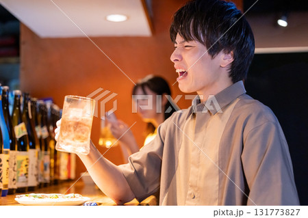 居酒屋 一人呑みを楽しむ男性 居酒屋 一人呑みを楽しむ男性 131773827