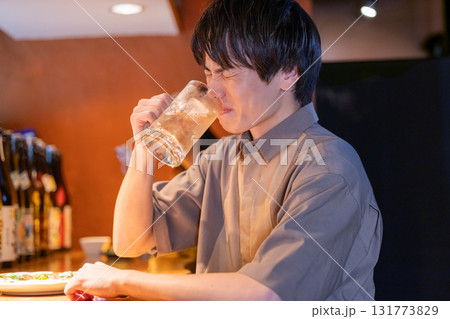 居酒屋　一人呑みを楽しむ男性 131773829