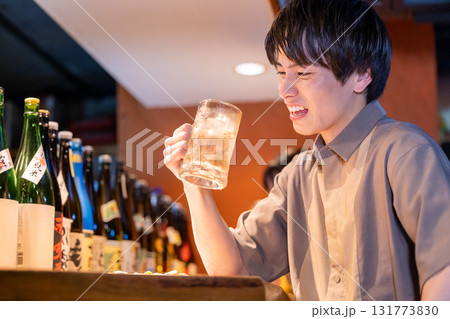 居酒屋　一人呑みを楽しむ男性 131773830