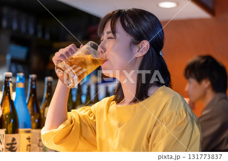 居酒屋 一人呑みを楽しむ女性 居酒屋 一人呑みを楽しむ女性 131773837