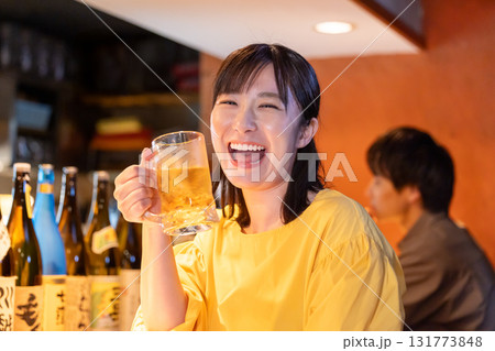 居酒屋　一人呑みを楽しむ女性 131773848