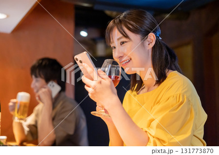 居酒屋　一人呑みを楽しむ女性 131773870