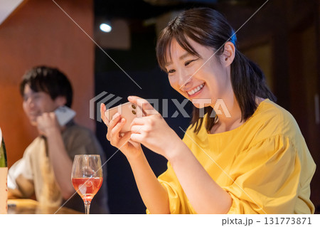 居酒屋 一人呑みを楽しむ女性 居酒屋 一人呑みを楽しむ女性 131773871