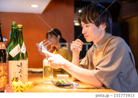居酒屋 一人呑みを楽しむ男性 居酒屋 一人呑みを楽しむ男性 131773913