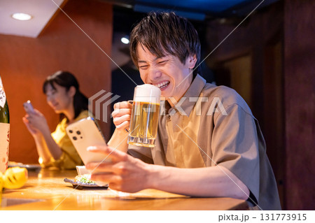 居酒屋　一人呑みを楽しむ男性 131773915