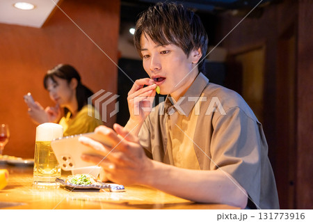 居酒屋　一人呑みを楽しむ男性 131773916