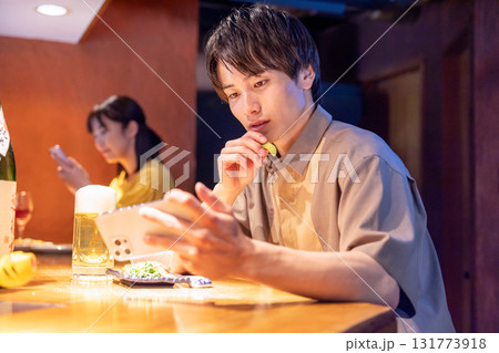 居酒屋　一人呑みを楽しむ男性 131773918