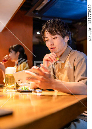 居酒屋　一人呑みを楽しむ男性 131773920