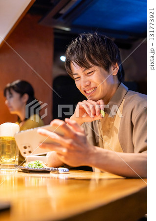 居酒屋　一人呑みを楽しむ男性 131773921