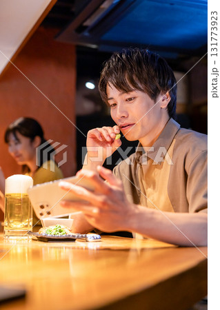居酒屋　一人呑みを楽しむ男性 131773923