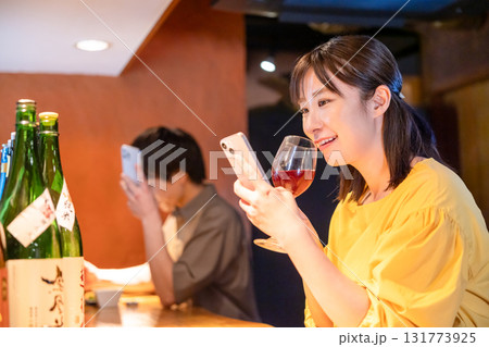 居酒屋　一人呑みを楽しむ女性 131773925