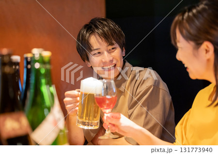 居酒屋でお酒を飲んでる男女 居酒屋でお酒を飲んでる男女 131773940
